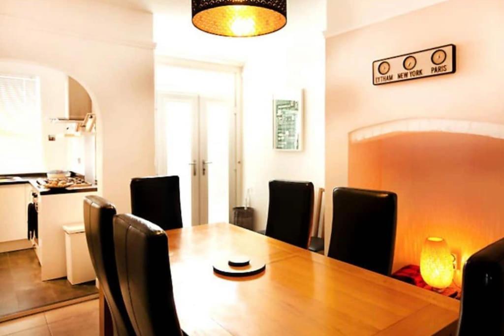 Sunny Seaside Beach House Lytham Centre Sleeps 8 Lytham St Annes Dış mekan fotoğraf